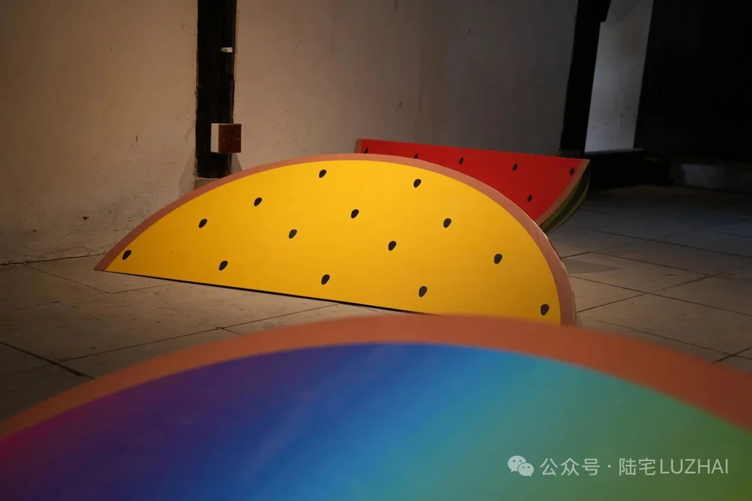 彩色西瓜切片形状的展陈